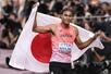 世界選手権東京大会の男子400メートルで6位に入賞し、日の丸を掲げる中島佑気ジョセフ=9月18日、国立競技場
