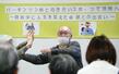 パーキンソン病患者らの集まりで体操する太田康志さん=3月、さいたま市