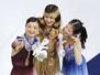 フィギュアスケート女子の表彰式で自撮りする（左から）銀メダルの坂本花織、金のアリサ・リュウ、銅の中井亜美＝１９日、イタリア・ミラノ（共同）