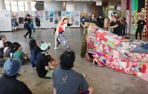 鬼太鼓などの郷土芸能で開幕を祝った「さどの島銀河芸術祭」=8月11日、佐渡市両津夷
