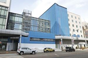 外観が見え始めた東館。中央ガラス張りの建物の下が通行可能な「トオリニワ」となる＝長岡市大手通２