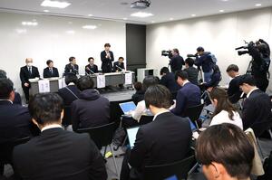 質問に答えるソフトテニス部顧問（右）＝１０日、新潟市中央区の北越高校