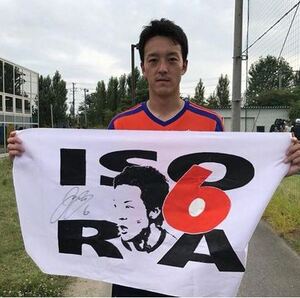 ［あなたのゲーフラ見せてください！］自身のゲーフラを掲げる磯村（サポーター提供）  previousnext