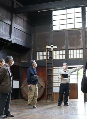 国の重要文化財「星名家住宅」を見て回る見学者=十日町市上野甲
