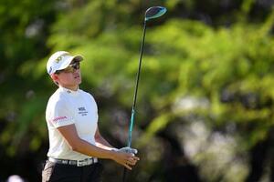 ロッテ選手権第2ラウンド、14番でティーショットを放つ岩井明愛=2日、米ハワイ州エワビーチ(ゲッティ=共同)