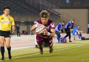 　ラグビー・リーグワン２部の愛知戦でトライを決める九州・山田章。通算トライで歴代トップに並んだ＝博多の森陸上競技場