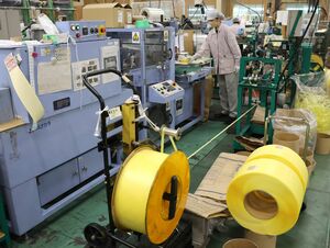 信越工業が力を入れている手芸用PPバンドの製造ライン=長岡市西川口