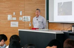　鹿児島大で講義する蔵原正敏さん＝２３日午前