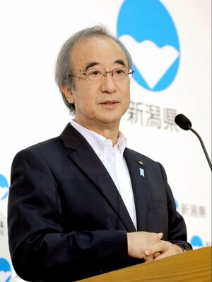 新潟県庁で記者会見する花角英世知事=6日、県庁