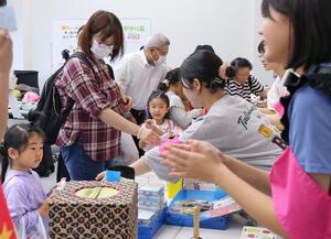 買い物客でにぎわった新潟いのちの電話チャリティーバザー=5日、新潟市中央区