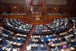 再審制度を見直す刑事訴訟法改正案が審議入りした衆院本会議=26日午後