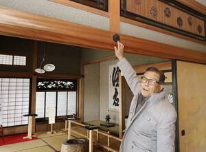 「旧相馬家住宅」を案内する東出伸司さん=北海道函館市
