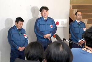 報道陣の取材に応じる東京電力の小早川智明社長（中央）と柏崎刈羽原発の稲垣武之所長（左）＝３月１６日、柏崎刈羽原発