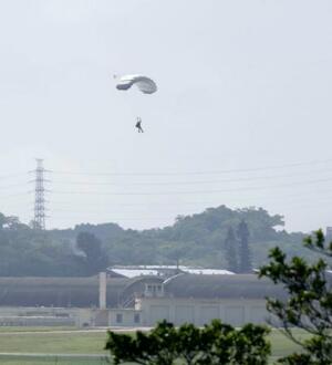 　米軍が沖縄県の嘉手納基地で実施したパラシュート降下訓練＝４日午前