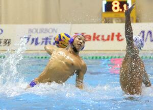 男子決勝 敗れはしたが、7得点を挙げたブルボンKZの稲場悠介=10月14日、柏崎アクアパーク(写真映像部・大須賀悠)