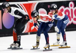 男子5000メートルリレー予選 宮田将吾(右)からタッチを受ける吉永一貴=ドルドレヒト(共同)