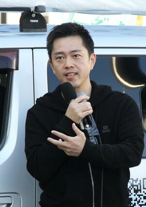 街頭演説する日本維新の会の吉村洋文共同代表=10月14日、新潟市中央区