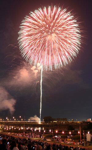 三条夏まつりの大花火大会の様子＝２０２２年８月、三条市