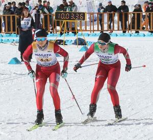 女子リレー　十日町の２走小林華乃（右）がアンカー福原優香につなぐ＝富山県南砺市