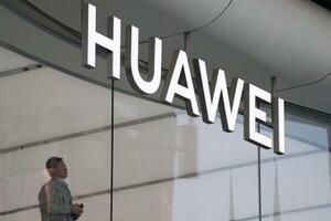 　北京市中心部にあるファーウェイの店舗に掲げられたロゴ＝３１日（共同）