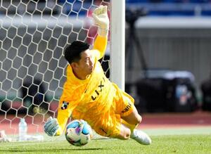 横浜M―鹿島 PK戦で横浜M3人目のキックを止める鹿島・GK早川=日産スタジアム
