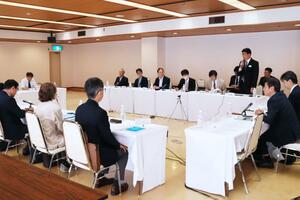 JR東日本が取水ダムからの放流方法を示した検討会=4日、十日町市本町6