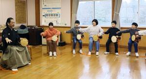 鼓を体験したワークショップ=佐渡市秋津