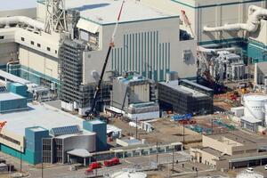 発煙があった柏崎刈羽原発6号機。消防車両が見える=3月10日(本社ヘリから)