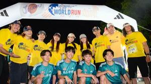 チャリティーイベントに参加したスノーボード女子の深田茉莉(後列左から6人目)、男子の山田琉聖(同2人目)ら=10日、東京都新宿区
