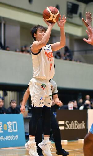 東京Ｚ－新潟　３点シュート３本を含む１１得点を挙げた五十嵐圭＝２０日、東京都・江戸川区スポーツセンター（新潟アルビレックスＢＢ提供）