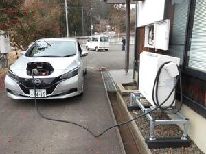 電気自動車のバッテリーの電気を、避難所で活用できる装置「V2H」=佐渡市羽茂大崎(佐渡市提供)