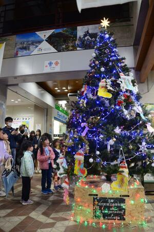 自ら飾り付けたツリーに「きれい」と歓声を上げる子どもたち=12月3日、十日町市松代