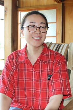 「移住者が定着する鍵は人とのつながり」と語る熊野礼美さん=佐渡市栗野江