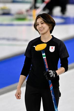 日本―カナダ 第6エンド、ショットが決まらず得点を許した吉村=コルティナダンペッツォ(共同)