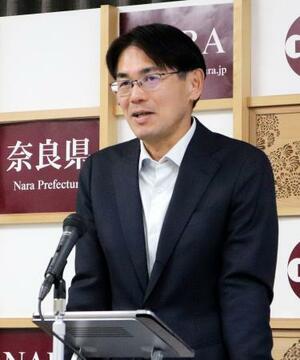 　奈良県庁で記者会見する山下真知事＝２５日午前