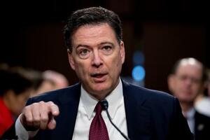 米上院情報特別委員会の公聴会で発言するコミー元FBI長官=2017年6月、ワシントン(AP=共同)