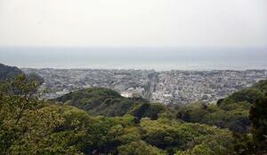 神奈川県鎌倉市の街並みと相模湾=2018年