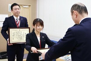 感謝状を受け取る支店長代理(中央)と支店長(左)=長岡市西津町の新潟県信用組合長岡西支店