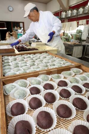2日間限定で販売される「お強の餅」=5月30日、上越市黒井の坂詰菓子本店