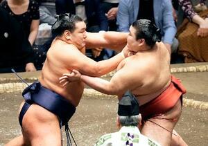 熱海富士(右)を攻める豊昇龍。寄り切りで下す=両国国技館