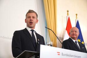 オーストリアでシュトッカー首相(右)との共同記者会見で発言するハンガリーのマジャル首相=21日、ウィーン(共同)