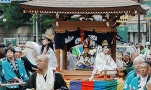「青葉まつり」のメインイベント「花御堂渡御」で、稚児大師らを乗せて進む山車=15日午後、和歌山県高野町