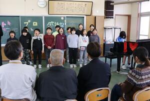 お世話になった人たちを前に、トキの歌を披露する行谷小の児童＝佐渡市新穂正明寺
