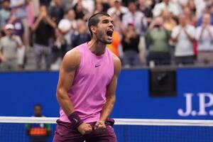 全米テニスで3年ぶりの優勝を決め、雄たけびを上げるカルロス・アルカラス=7日、ニューヨーク(AP=共同)