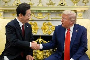 25日、米ホワイトハウスの執務室で、韓国の李在明大統領(左)と握手するトランプ大統領(AP=共同)