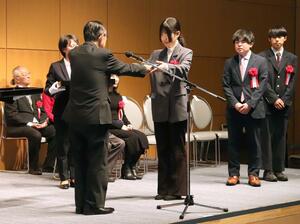 受賞者に表彰状が贈られた「文学・平和アワード」の表彰式=3月8日、柏崎市東本町1