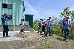 栂海新道を登り白鳥山の頂上にたどり着いた山開きの参加者=5月26日、糸魚川市