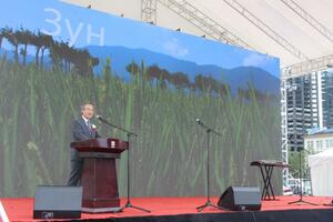 モンゴルで開かれた県産米のPRイベントでコメや新潟の紹介をする花角英世知事=ウランバートル
