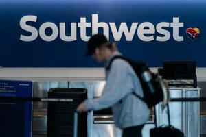 米西部ロサンゼルス国際空港にあるサウスウエスト航空のカウンター=2023年4月(AP=共同)