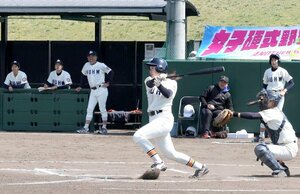 女子硬式野球新潟大会で創部後初の公式戦に臨んだ新潟医療福祉大の選手=4月20日、新潟市北区